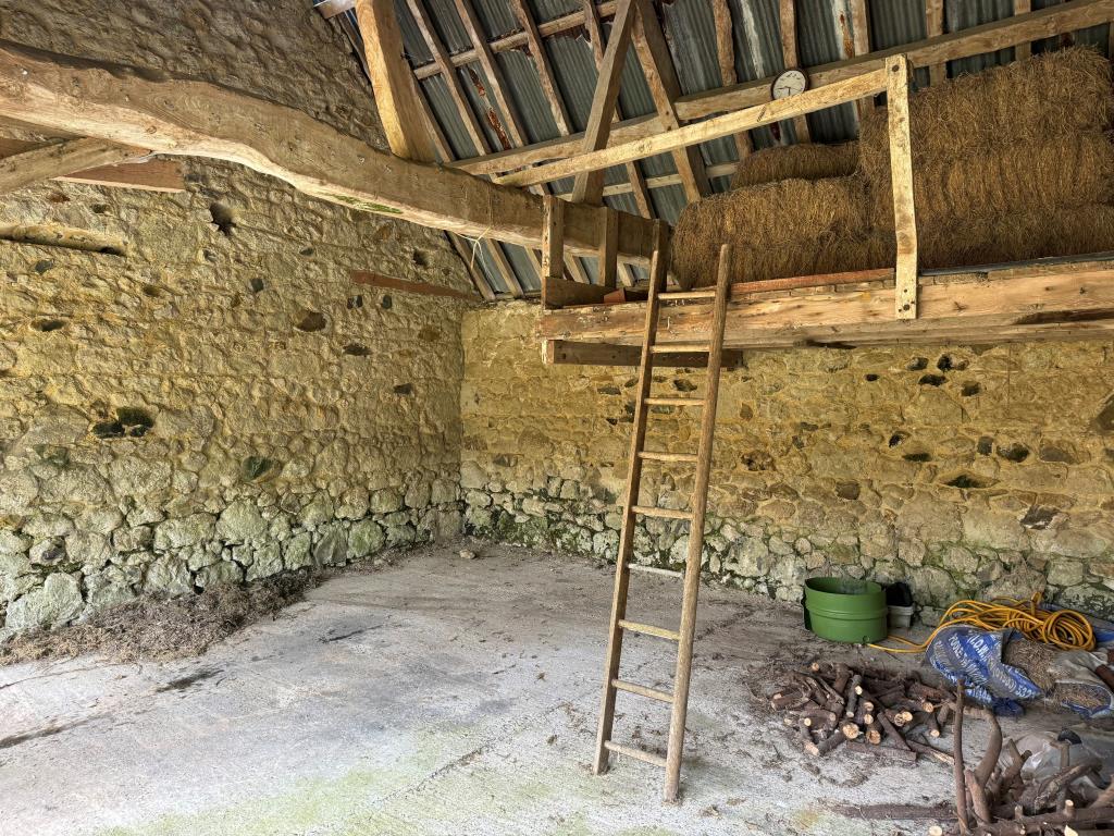 Lot: 49 - TWO FREEHOLD BARNS WITH CONSENT FOR RESIDENTIAL CONVERSION - The mezzanine level of the roadside barn